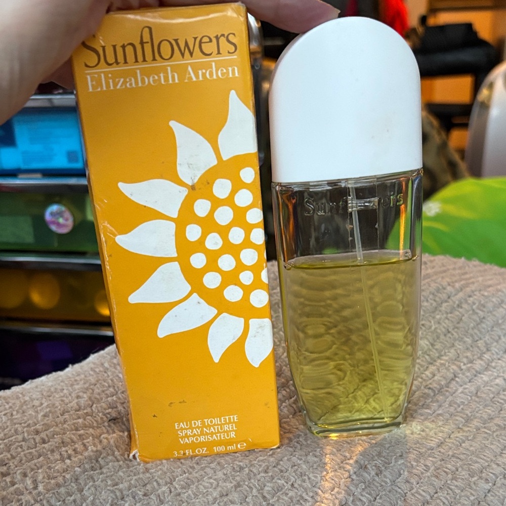 Elizabeth Arden Sunflowers Fragrance with Yellow and White Accents  100ml EDT